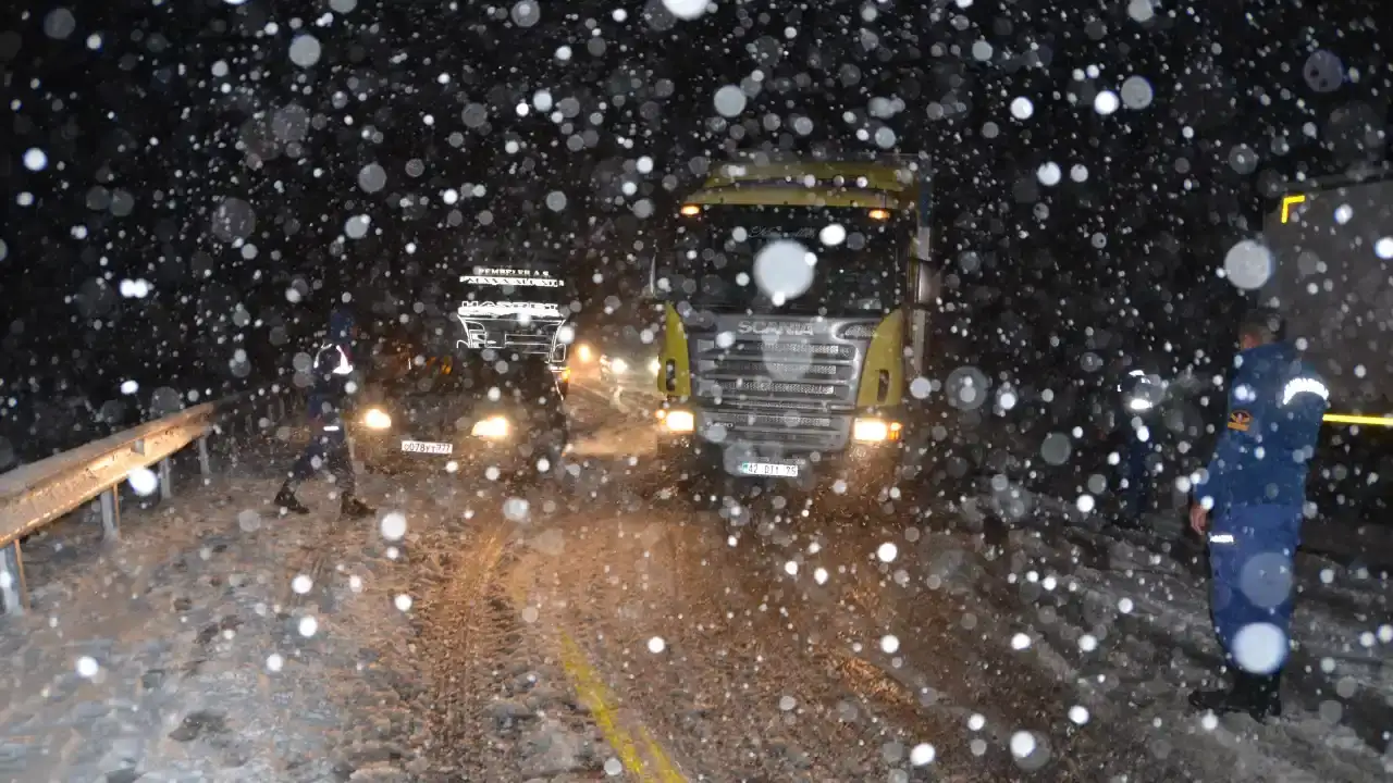 Antalya-Konya Yolunda Kar Nöbeti: Alacabel’de Beyaz Esaretle Mücadele! 6